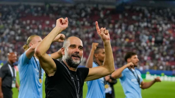 Manchester Citys Trainer Pep Guardiola feiert mit seinen Spielern den Sieg im Supercup. - &copy; Thanassis Stavrakis/AP/dpa