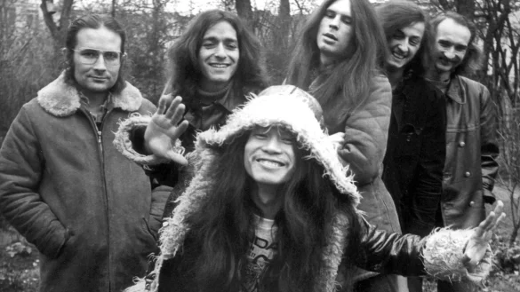 Die Band Can mit Irmin Schmidt (l-r), Jaki Liebezeit, Michael Karoli, Ulli Gerlach, Holger Czukay und vorne Damo Suzuki. Aufgenommen am 01.12.1971 in Hamburg. - &copy; picture alliance / Jacques Breuer/dpa