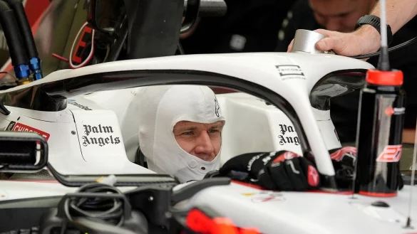 Formel-1-Pilot Nico Hülkenberg sitzt bei Testfahrten in Sakhir im Haas-Boliden. - © Hasan Bratic/dpa