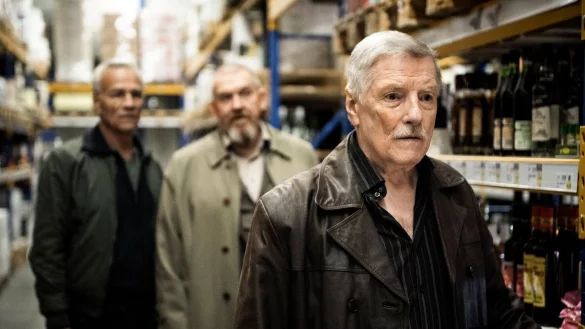 Viktor Raschke (Manfred Zapatka, r) wird in seinem Feinkostladen von den Kommissaren Max Ballauf (Klaus J. Behrendt, l) und Freddy Schenk (Dietmar B&auml;r) befragt. - &copy; Martin Valentin Menke/WDR/Bavaria Fiction GmbH/dpa