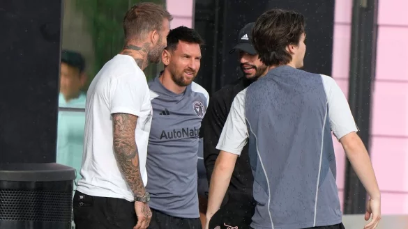 David Beckham (l) mit seinem Superstar Lionel Messi. - &copy; Lynne Sladky/AP/dpa