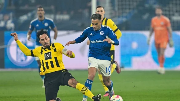 Mats Hummels (l) und der BVB kamen im Derby auf Schalke trotz zweimaliger F&uuml;hrung nur zu einem 2:2. - &copy; David Inderlied/dpa