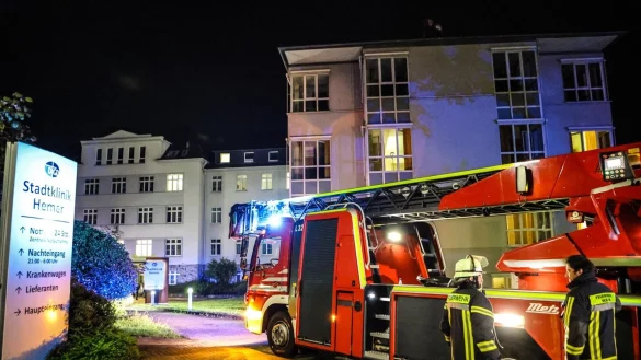 Einsatzkräfte der Feuerwehr sind an einer Klinik im Einsatz. - © Alex Talash/dpa