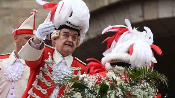 Herbert Reul (CDU), Innenminister von Nordrhein-Westfalen, steht auf dem Wagen der Rote Funken (K&ouml;lsche Funke rut-wie&szlig; v. 1823). - &copy; Federico Gambarini/dpa