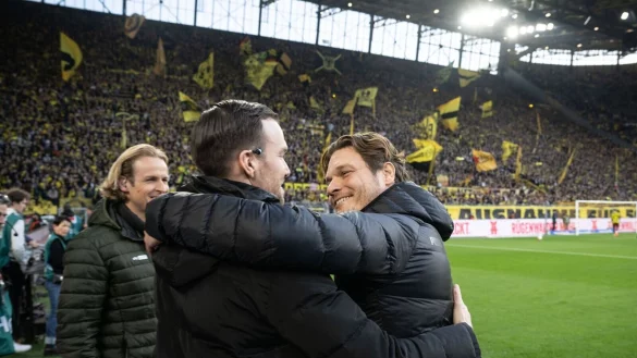 Dortmunds Trainer Edin Terzic (r) begr&uuml;&szlig;t vor dem Spiel den ehemaligen BVB-Spieler Marcel Schmelzer (M). - &copy; Bernd Thissen/dpa