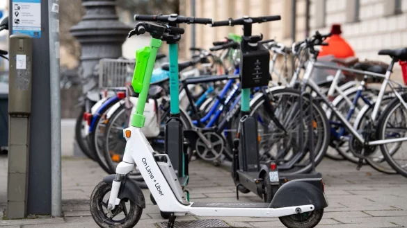 E-Scooter stehen in der Innenstadt von M&uuml;nchen auf einem Gehweg. - &copy; Sven Hoppe/dpa