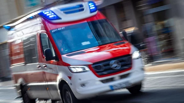 Ein Rettungswagen ist mit Blaulicht im Einsatz. - &copy; Jens B&uuml;ttner/dpa-Zentralbild/ZB/Symbolbild