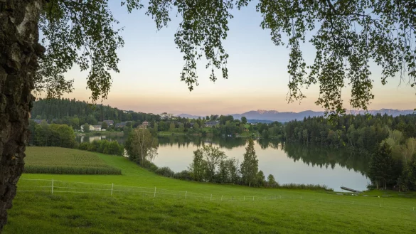 Der neue Slow Trail in K&auml;rnten f&uuml;hrt auf 6,5 Kilometern auch rund um den Maltschacher See - mit Aussicht auf die Nockberge. - &copy; Franz Gerdl/MBN Tourismus/dpa-tmn