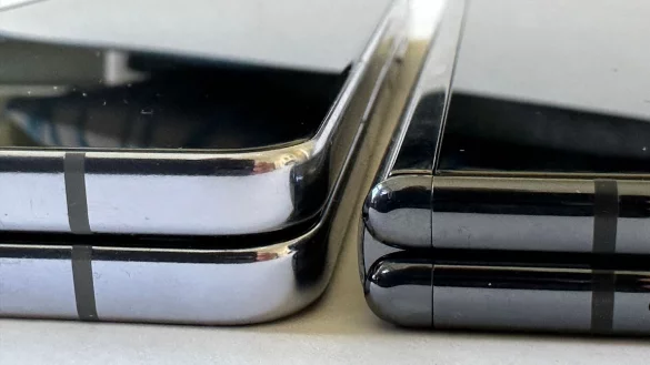 Das Pixel Fold von Google (rechts) f&auml;llt mit 12,1 Millimetern d&uuml;nner aus als Samsungs Z Fold 5 (links), das mit 13,4 Millimetern auftr&auml;gt. - &copy; Christoph Dernbach/dpa-tmn