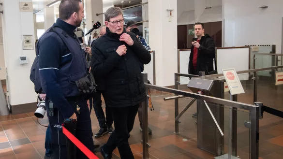 Kardinal Rainer Maria Woelki wird im Foyer des K&ouml;lner Landgerichts von einem Justizbeamten (l) zur Sicherheitsschleuse begleitet. - &copy; Marius Becker/dpa