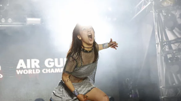 Nanami &laquo;Seven Seas&raquo; Nagura aus Japan gewinnt den Luftgitarrenwettbewerb in Oulu. - &copy; Eeva Riihel&auml;/Lehtikuva/dpa