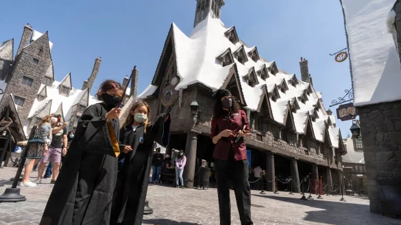 Harry-Potter-Fans in der &laquo;Wizarding World of Harry Potter&raquo; im Themenpark Universal Studios Hollywood. - &copy; Damian Dovarganes/AP
