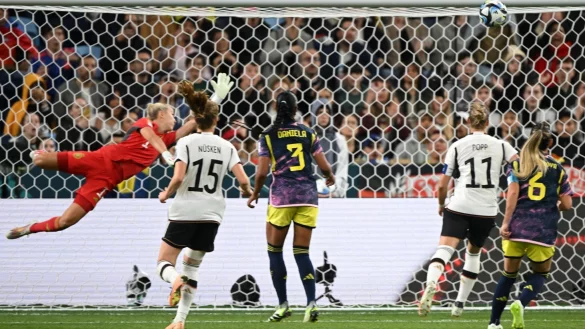 DFB-Keeperin Merle Frohms ist bei Kolumbiens F&uuml;hrung von Linda Caicedo (nicht im Bild) machtlos. - &copy; Sebastian Christoph Gollnow/dpa