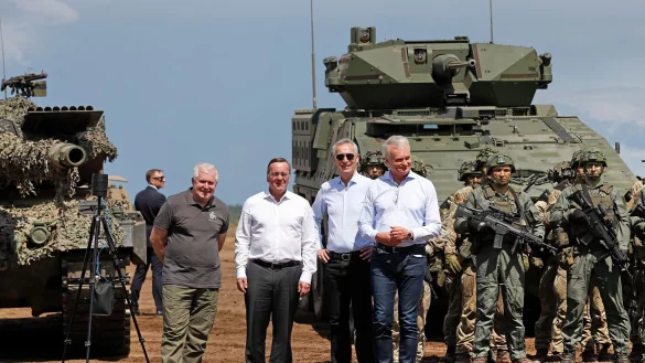 Verteidigunsminister Boris Pistorius (M) besucht mit Nato-Generalsekret&auml;r Jens Stoltenberg (2vr) seinen litauischen Amtskollegen Arvydas Anusauskas (l) und Litauens Pr&auml;sidenten Gitanas Nauseda (r). - &copy; Mindaugas Kulbis/AP/dpa