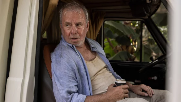 Georg Weiser (Joachim Krol) sitzt ersch&ouml;pft auf dem Beifahrersitz seines Campers und trinkt ein Bier. - &copy; Mario Entero/ZDF/dpa