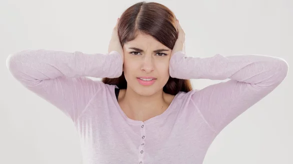 Ihre Kollegin nervt Sie regelm&auml;&szlig;ig mit Verschw&ouml;rungserz&auml;hlungen? Dann kann es sinnvoll sein, klare Grenzen zu setzen - und entsprechende Themen am Arbeitsplatz k&uuml;nftig auszuklammern. - &copy; Monique W&uuml;stenhagen/dpa-tmn