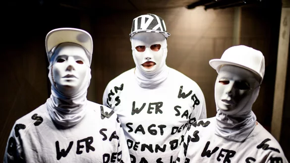 Philipp Grütering (l-r) alias Kryptik Joe, Sebastian Dürre alias Porky und Henning Besser alias La Perla 2019 in Berlin. - © Britta Pedersen/zb/dpa