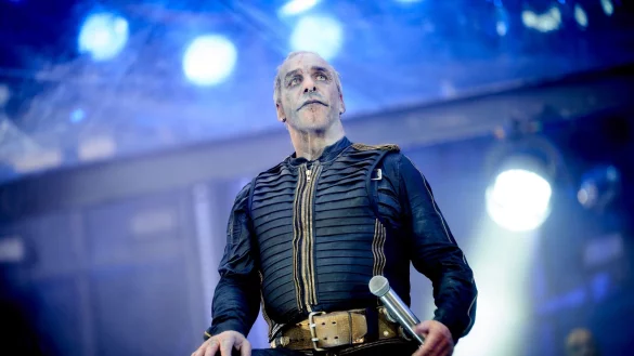 Till Lindemann, der S&auml;nger der Band Rammstein, steht bei einem Konzert in Hamburg im Juni 2022 auf der B&uuml;hne. - &copy; Jens Koch/dpa/Archiv