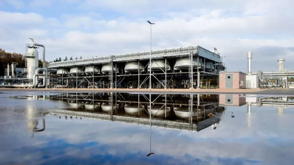 Eine technische Anlage zur K&uuml;hlung von Erdgas auf dem Gel&auml;nde des Erdgasspeichers Rehden der Astora GmbH. - &copy; Hauke-Christian Dittrich/dpa