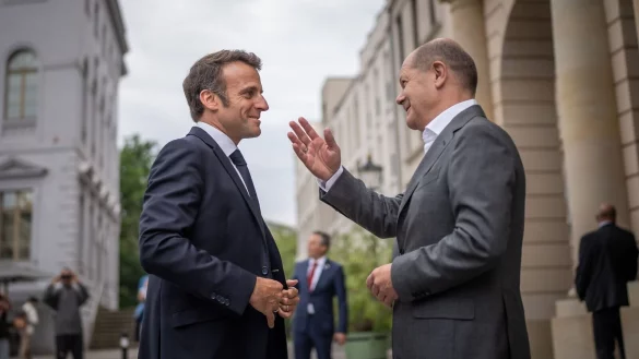 Bundeskanzler Olaf Scholz (SPD, r) begrüßt Emmanuel Macron, Präsident von Frankreich, vor einem gemeinsamen Abendessen zum Restaurant „Kochzimmer“ in Potsdam. - © Michael Kappeler/dpa Pool/dpa