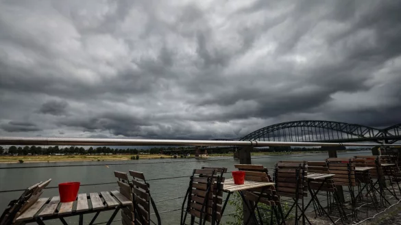 St&uuml;hle stehen vor einem Strassencafe am Rheinufer. - &copy; Oliver Berg/dpa