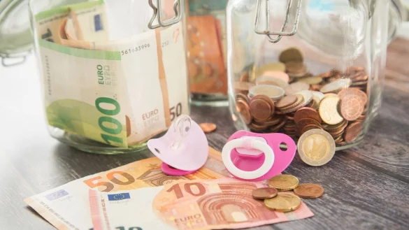 Geld f&uuml;r den Nachwuchs zur Seite zu legen, ist schon mal nicht verkehrt. Besser als in der Spardose ist es aber in einem Depot aufgehoben. - &copy; Christin Klose/dpa-tmn