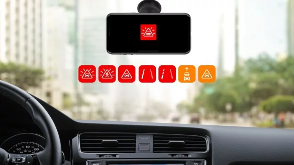 &laquo;Magic Earth&raquo; im Carplay-Modus: W&auml;hrend das iPhone per Kamera die Umgebung im Blick beh&auml;lt und nur Warnungen auf seinem Display anzeigt, l&auml;uft die Navigation auf dem Bildschirm des Auto-Entertainmentsystems. - &copy; Magic Earth/dpa-tmn