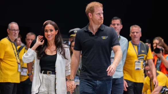 Prinz Harry, Herzog von Sussex, und seine Frau Meghan, Herzogin von Sussex, Hand in Hand bei den Invictus Games in Düsseldorf. - © Rolf Vennenbernd/dpa