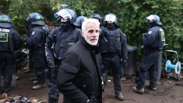 Dirk Weinspach, Polizeipr&auml;sident von Aachen, verfolgt die R&auml;umung im von Klimaaktivisten besetzten Braunkohleort L&uuml;tzerath die Ereignisse. - &copy; Rolf Vennenbernd/dpa/Archivbild