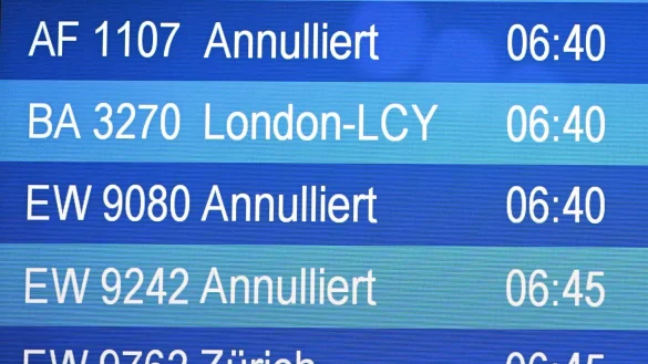 Zahlreich annullierte Flüge zeigt die Anzeigetafel an. - © Roberto Pfeil/dpa