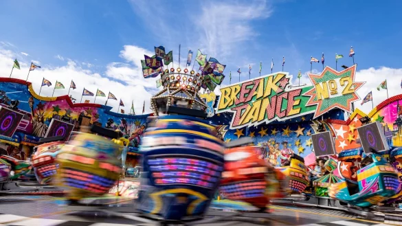 Das Fahrgeschäft "Break Dance" auf der Cranger Kirmes. - © Christoph Reichwein/dpa