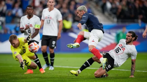Torwart Patrick Pentz steht nun bei Bayer Leverkusen unter Vertrag. - &copy; Christophe Ena/AP/dpa