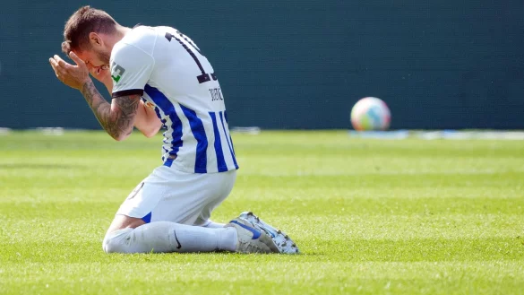 Herthas Stevan Jovetic kniet w&auml;hrend des Spiels auf dem Rasen. - &copy; Soeren Stache/dpa