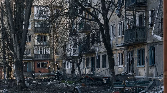 Ein Anwohner geht an besch&auml;digten H&auml;usern in Bachmut vorbei, dem Schauplatz schwerer K&auml;mpfe. - &copy; LIBKOS/AP/dpa