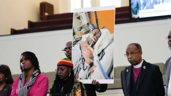 Familienmitglieder und Unterst&uuml;tzer halten ein Foto von Tyre Nichols. - &copy; Gerald Herbert/AP/dpa