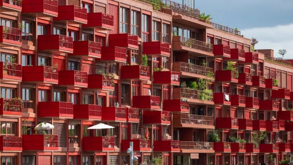 Die Preise für Wohnimmobilien sind sowohl in den Städten als auch auf dem Land zuletzt gesunken. - © Monika Skolimowska/dpa