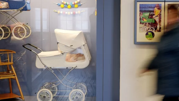 Der DDR-Kinderwagen &laquo;Panorama&raquo; vom Zeitzer Hersteller &laquo;Zekiwa&raquo; aus dem Jahr 1981, damals ein Spitzenmodell, wird im Deutschen Kinderwagenmuseum ausgestellt. - &copy; Sebastian Willnow/dpa