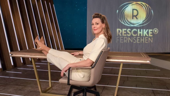 Anja Reschke pr&auml;sentiert im Ersten &laquo;Reschke Fernsehen&raquo; - und zieht mit der ersten Folge der Late-Night-Show 1,35 Millionen Zuschauerinnen und Zuschauer an. - &copy; Thorsten Jander/NDR/ARD/dpa