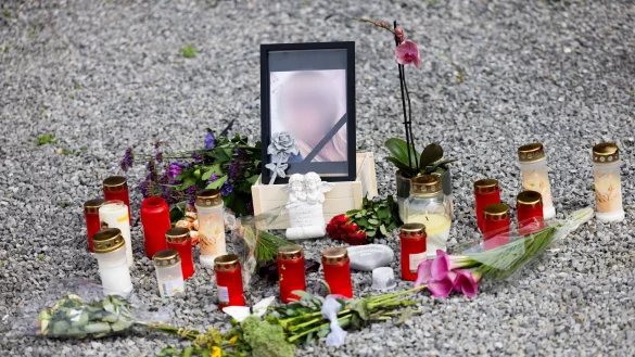 Gedenken an Dorota G. vor dem Haus in S&uuml;sterseel, in dem sie mit ihrem Ehemann gelebt hat. - &copy; Rolf Vennenbernd/dpa