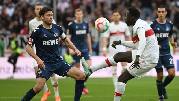 K&ouml;lns Jonas Hector (l) im Zweikampf mit Stuttgarts Silas Katompa Mvumpa. - &copy; Marijan Murat/dpa