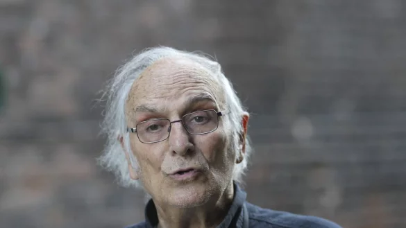 Carlos Saura w&auml;hrend eines Interviews im Oktober 2014 in Buenos Aires. - &copy; David Fernandez/EFE/EPA/dpa