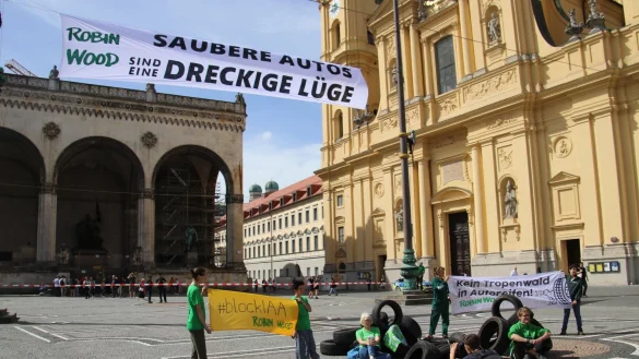 Aktivisten der Umweltschutzgruppe Robin Wood protestieren, unter anderem mit dem Slogan: &laquo;Saubere Autos sind eine dreckige L&uuml;ge.&raquo; - &copy; Michael Faulhaber/dpa