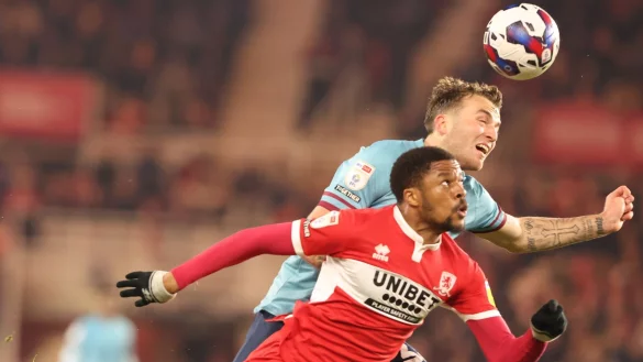 Chuba Akpom (l) von Middlesbrough in Aktion mit Jordan Beyer von Burnley. - &copy; Nigel Roddis/News Images via ZUMA Press Wire/dpa/Archivbild