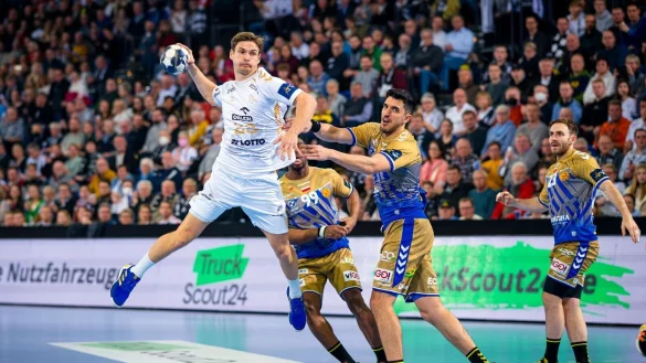 Die Kieler um Rune Dahmke (l) setzten sich gegen Kielce durch. - &copy; Sascha Klahn/dpa