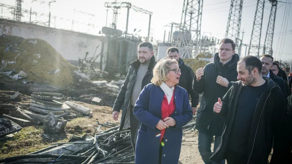Svenja Schulze (m.) im Gerpr&auml;ch mit Oleksandr Kubrakov (r.), Vize-Premierminister der Ukraine und Wiederaufbauminister. - &copy; Kay Nietfeld/dpa