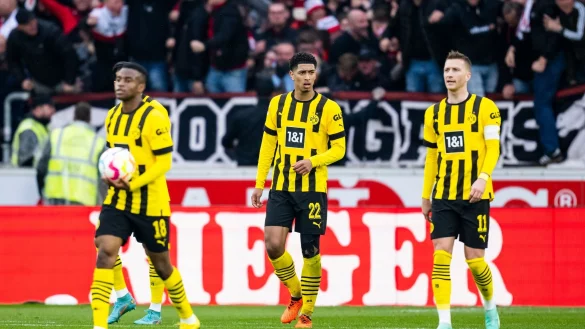 Dortmunds Youssoufa Moukoko (l-r), Jude Bellingham und Marco Reus verlassen nach dem 3:3 in Stuttgart das Spielfeld. - © Tom Weller/dpa