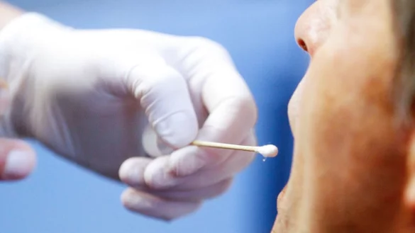 Die Polizei f&uuml;hrt einen DNA-Speicheltest bei einem Mann durch. - &copy; Roland Weihrauch/dpa/Archiv