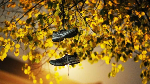 Rumh&auml;ngen statt -rennen: Geht der Plan von mehr Bewegung nicht auf, werden fehlende Lust, Motivation und zu wenig Zeit als g&auml;ngige Sport-H&uuml;rden genannt. - &copy; Julian Stratenschulte/dpa/dpa-tmn