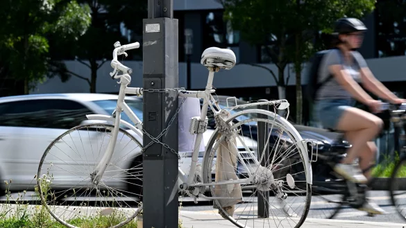 Ein Ghost-Bike erinnert in Frankfurt an einen Unfall, bei dem ein 34-J&auml;hriger von einem Lastwagenfahrer erfasst und t&ouml;dlich verletzt wurde. - &copy; Arne Dedert/dpa