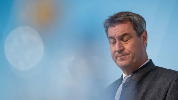 Der bayerische Regierungschef Markus Söder gibt nach dem Sonder-Koalitionsausschuss ein Statement zum Fall des stellvertretenden Ministerpräsidenten Aiwanger ab. - © Peter Kneffel/dpa